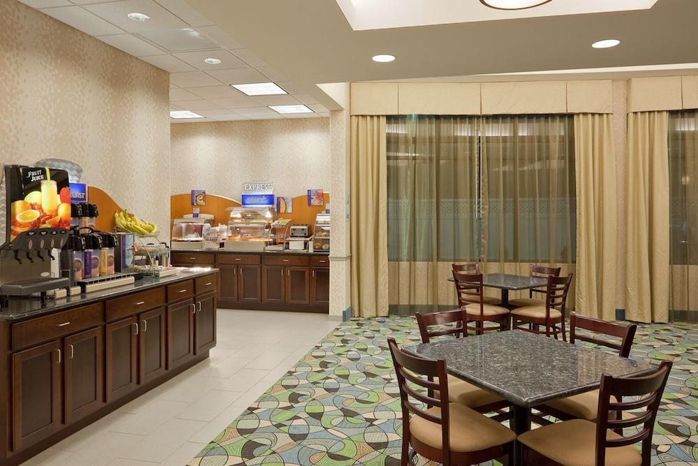 Comfort Inn & Suites Plainville-Foxboro Bagian luar foto